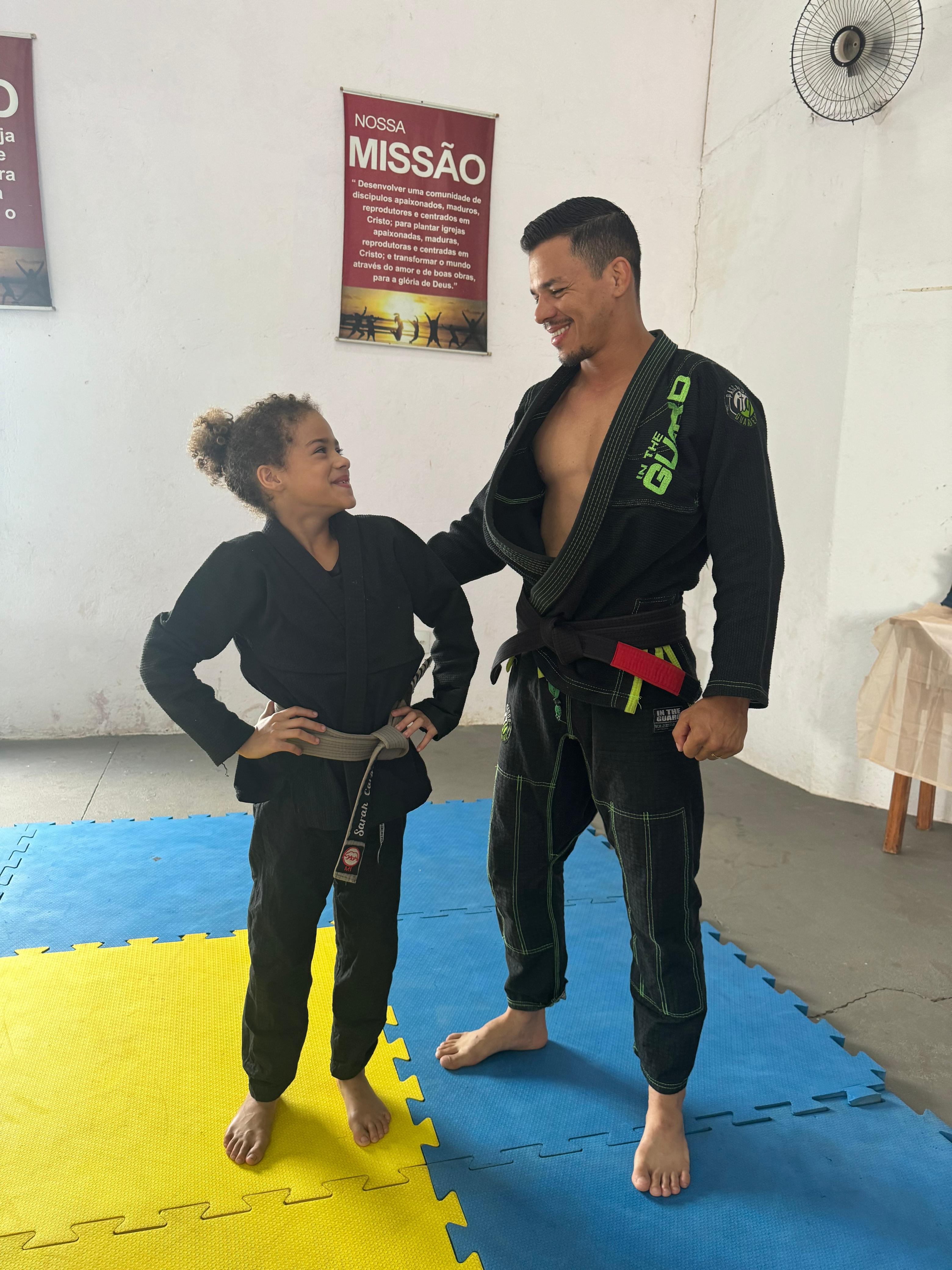 Professor Rodrigo com aluna na academia