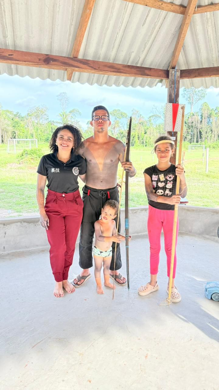 Professor Rodrigo com a familia em comunidade